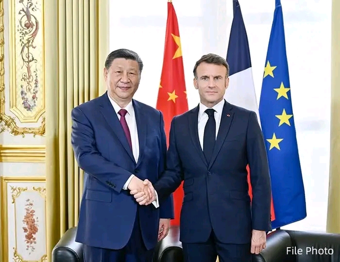 Poignée de main entre les Présidents XI Jinping et Emmanuel MACRON