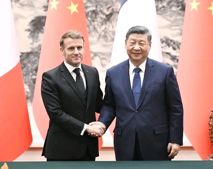 Poignée de main entre Xi Jinping et Emmanuel MACRON 