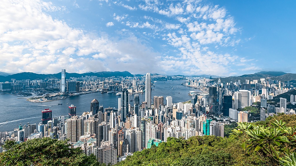 Une vue emblématique de la ligne d'horizon de Hong Kong, surplombant le port de Victoria.